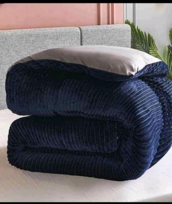 Heavy velvet duvets 4pcs set (7x6). 1 duvet 1 bedsheet 2 pillow cases. BLUE