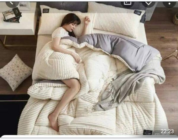 Heavy velvet duvets 4pcs set (7x6). 1 duvet 1 bedsheet 2 pillow cases. CREAM