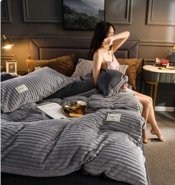 Heavy velvet duvets 4pcs set (7x6). 1 duvet 1 bedsheet 2 pillow cases. GREY