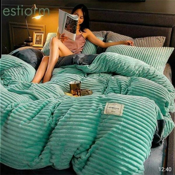 Heavy velvet duvets 4pcs set (7x6). 1 duvet 1 bedsheet 2 pillow cases. LIGHT GREEN