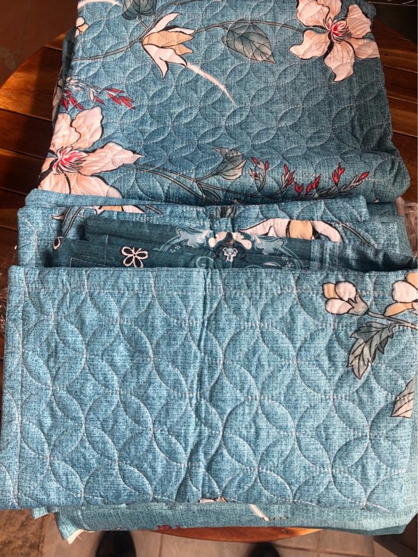 QQ Bed Cover Plus 1 Flat Sheet And 2 Pillow Cases 6x6